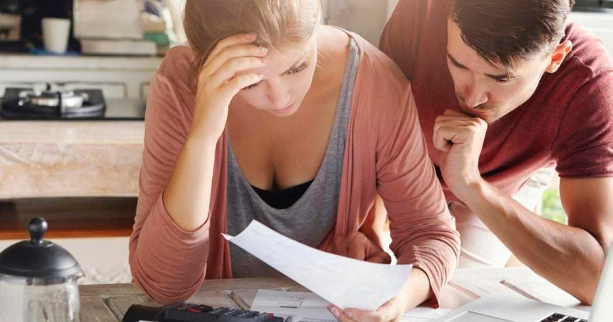 Jóvenes revisando documentación del alquiler para el Bono Alquiler Joven en Madrid