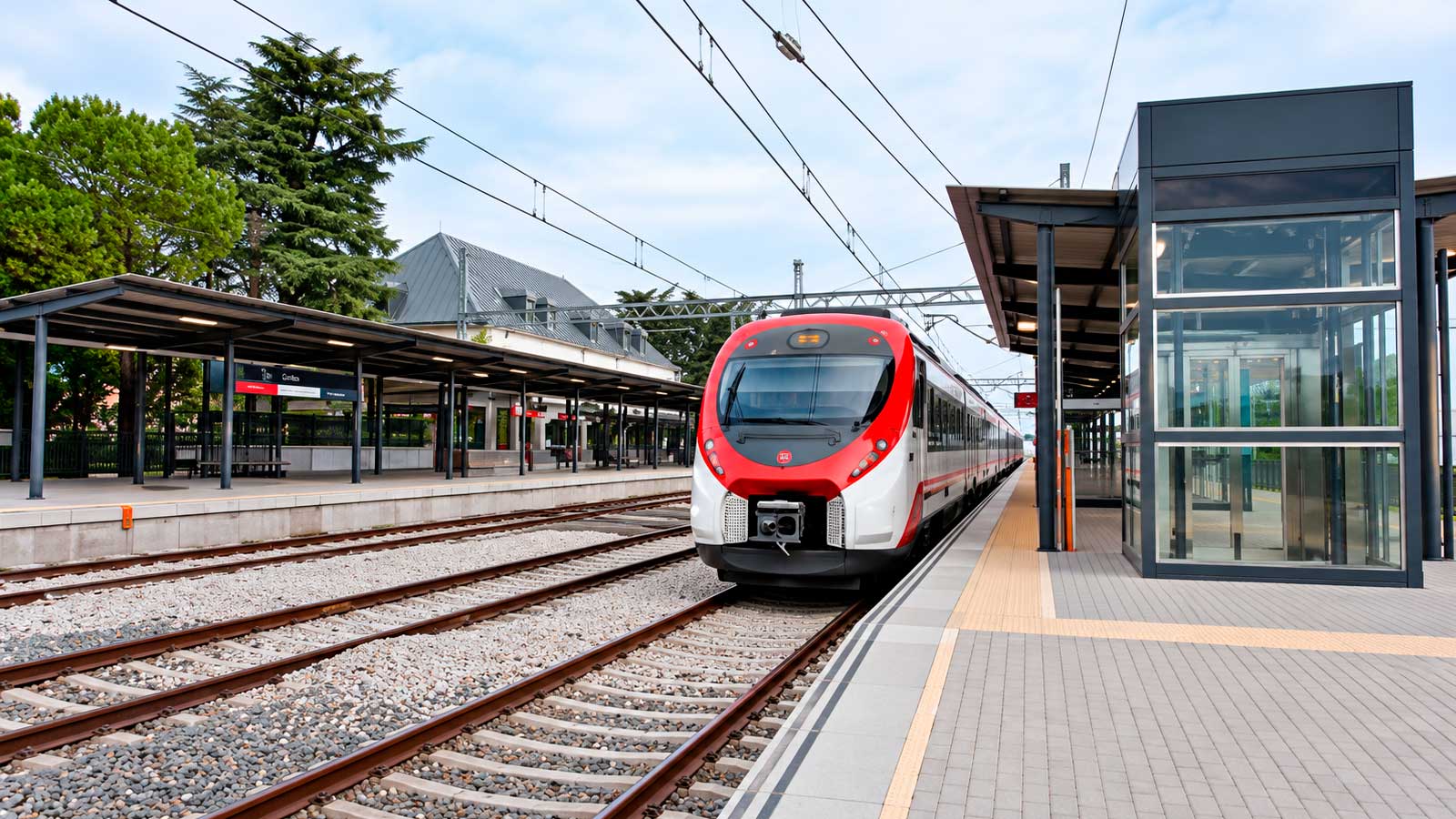 Tren de Cercanías de la C-4 en una estación entre Colmenar Viejo y Tres Cantos