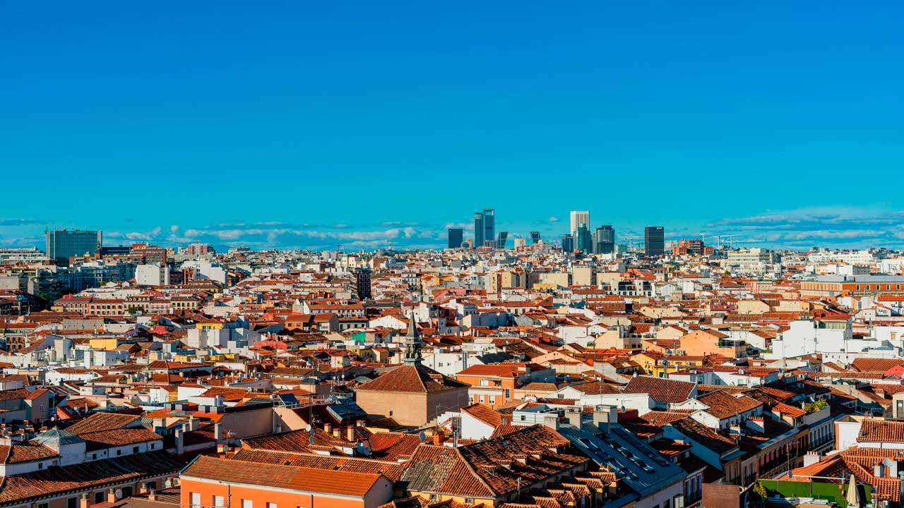 Panorámica de Madrid bajo un cielo despejado durante una jornada de calor