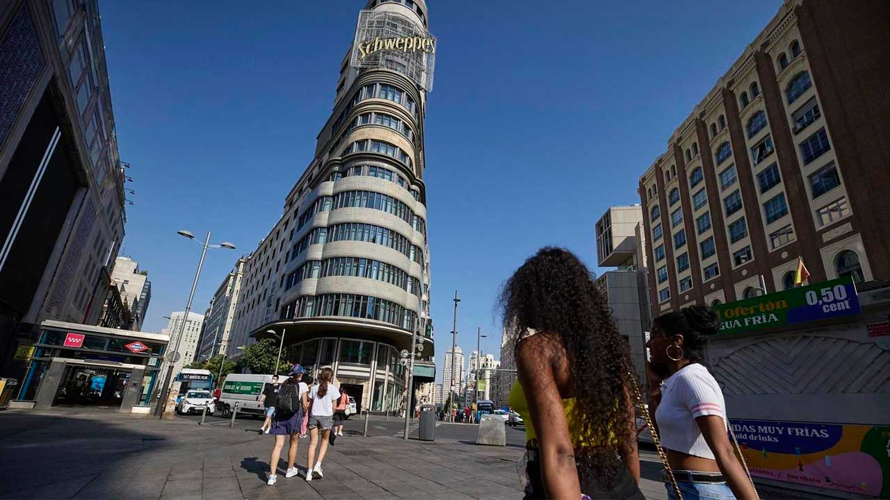 Peatones caminan por Gran Vía durante una jornada de calor en Madrid.