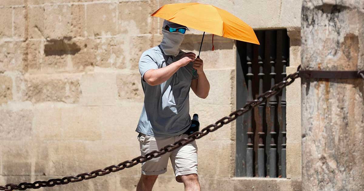 Persona protegiéndose del calor en Madrid durante una jornada de altas temperaturas