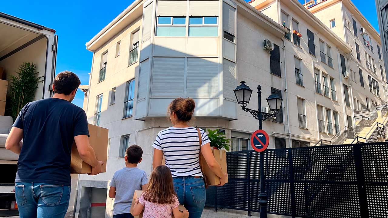 Familia cambiándose a otra vivienda pública en Madrid