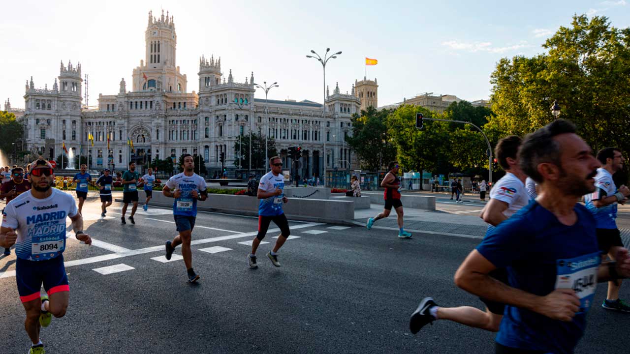 Corredores participan en una carrera popular por las calles de Madrid