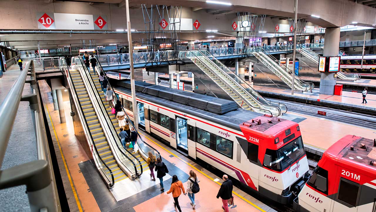 Trenes de Cercanías en la estación de Atocha durante los cambios de la línea C-5