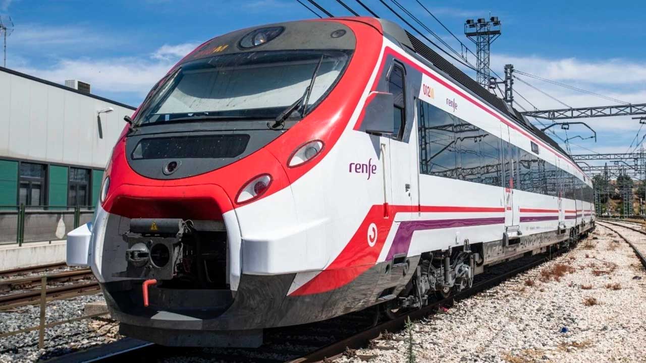 Tren de Cercanías de la línea C-8b entre Cercedilla y Los Molinos