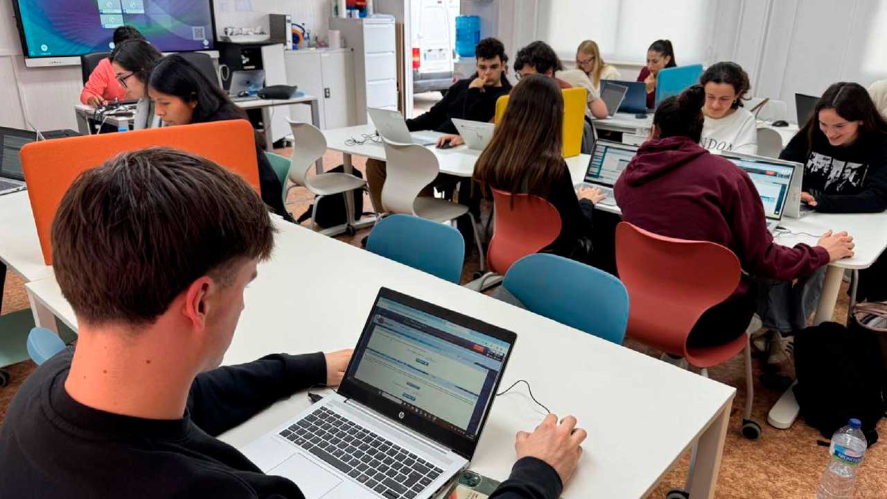 Jóvenes realizando un curso de formación con ordenadores en Madrid