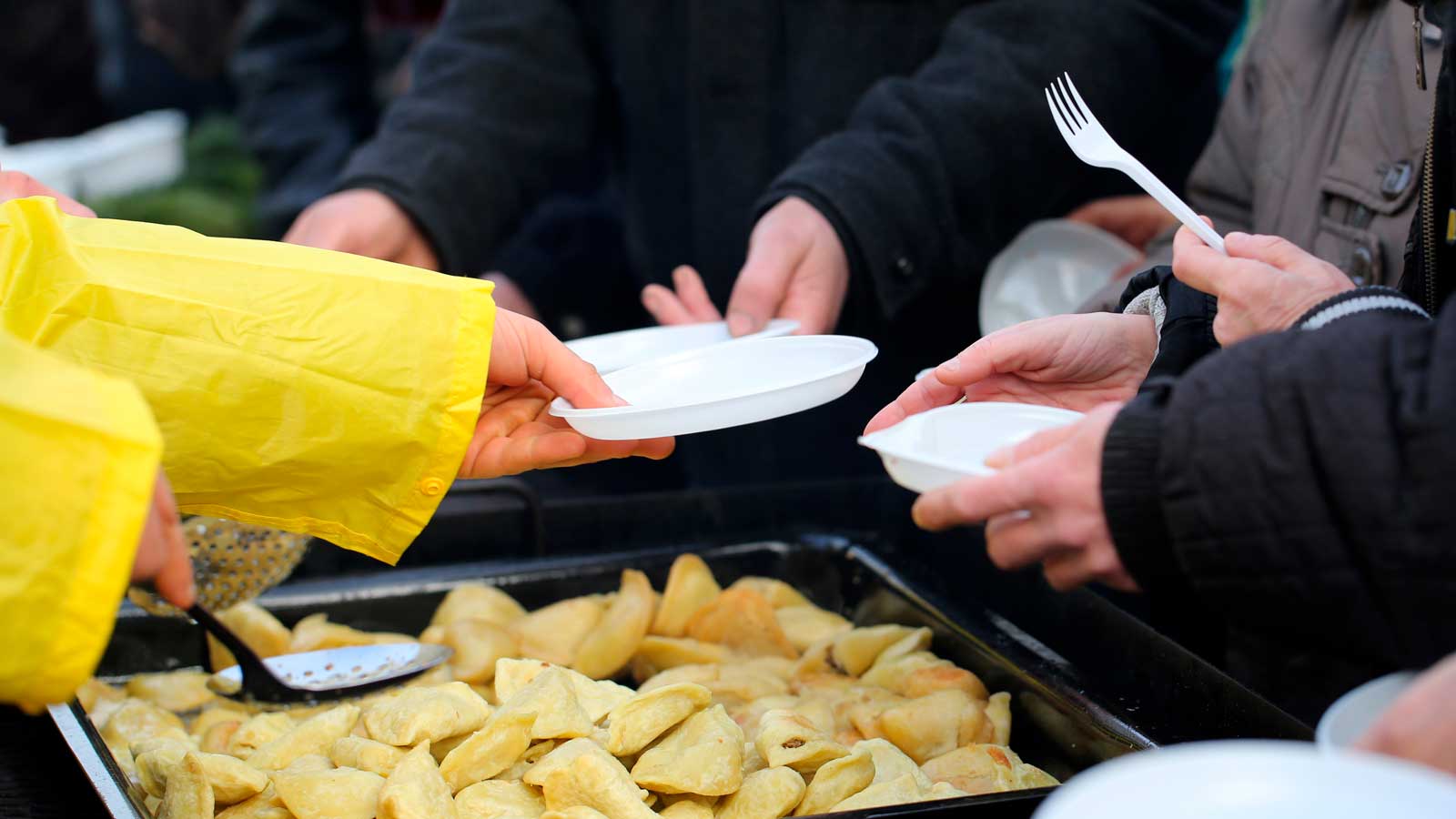 Reparto de comida en un comedor social de Madrid