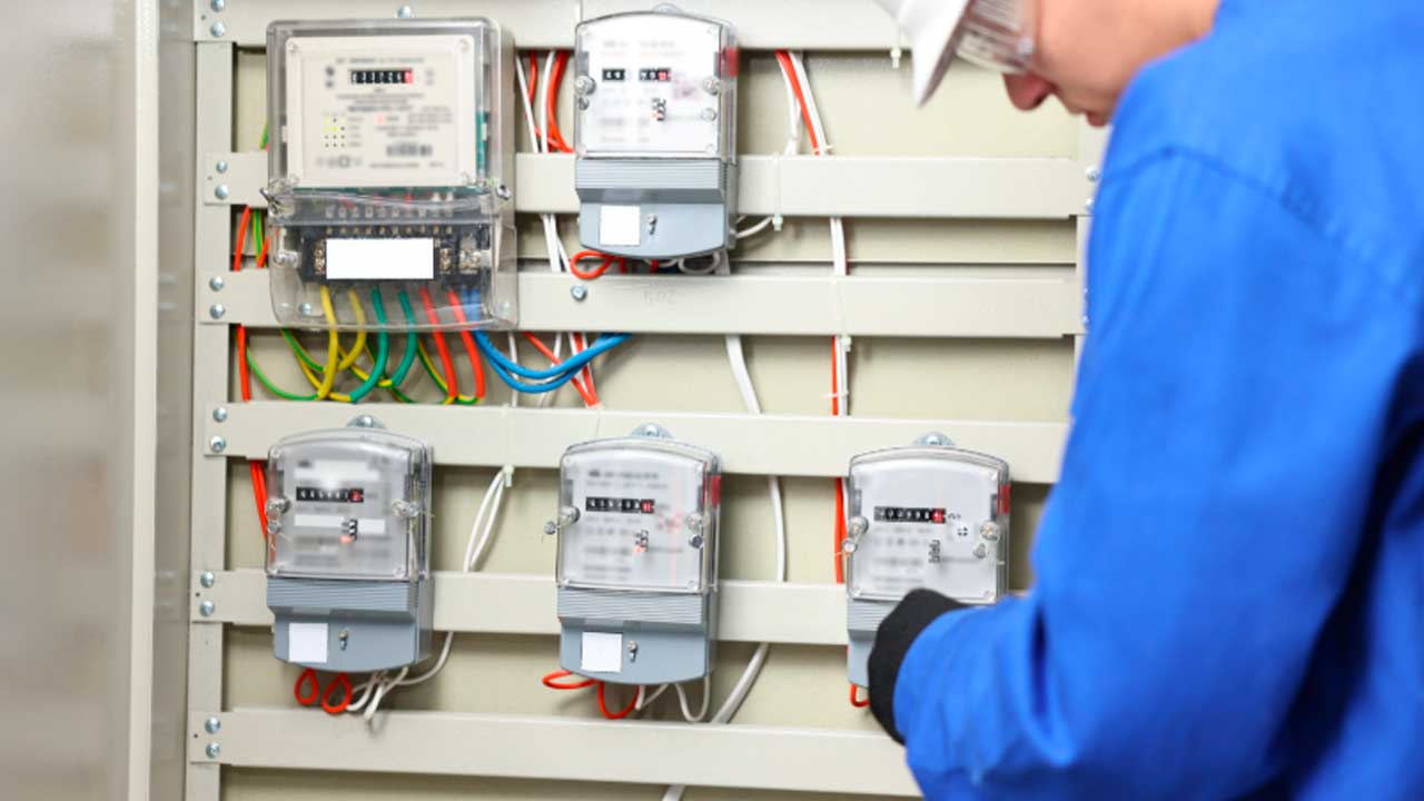 Técnico revisando contadores eléctricos durante trabajos relacionados con cortes de luz en Madrid