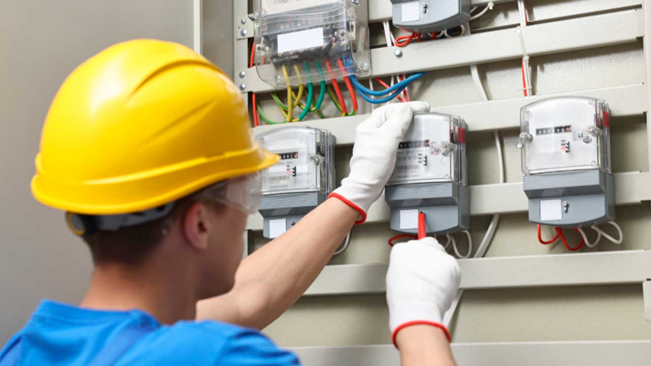 Técnico revisando una instalación eléctrica durante trabajos de mantenimiento