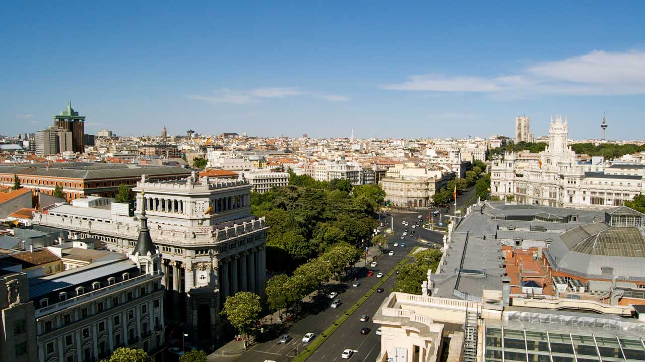 Vista de la calle Alcalá de Madrid, afectada por dos cortes de tráfico por un rodaje