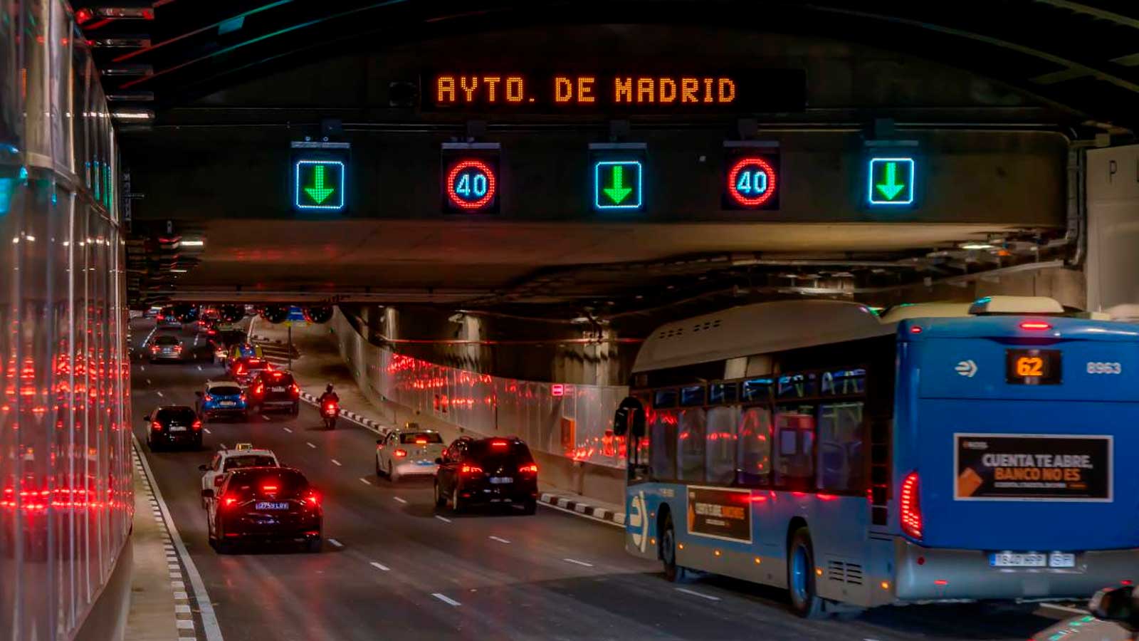 Tráfico en un túnel de Madrid con coches y autobuses