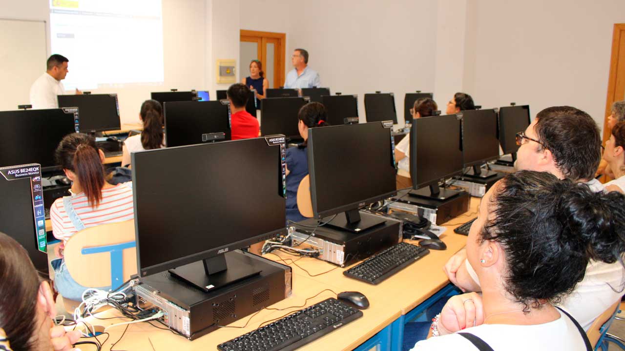 Alumnos en un curso gratuito de gestión administrativa en Madrid