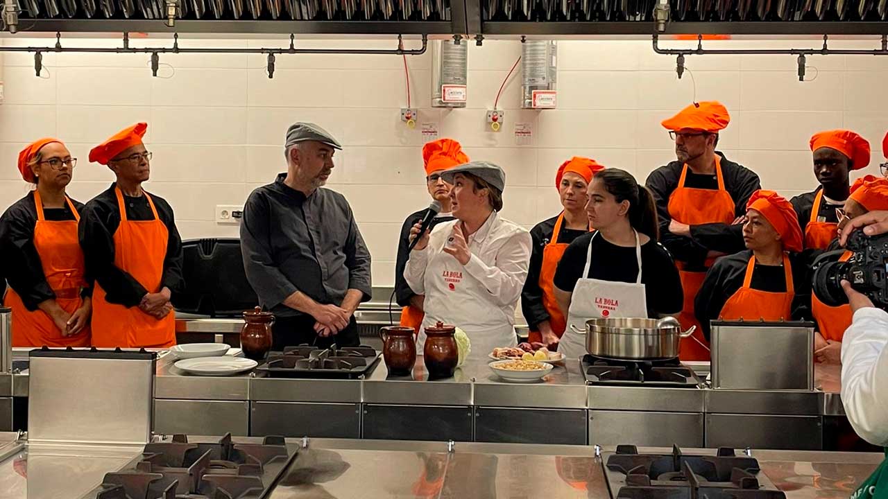 Alumnos durante un curso gratuito de cocina en Madrid
