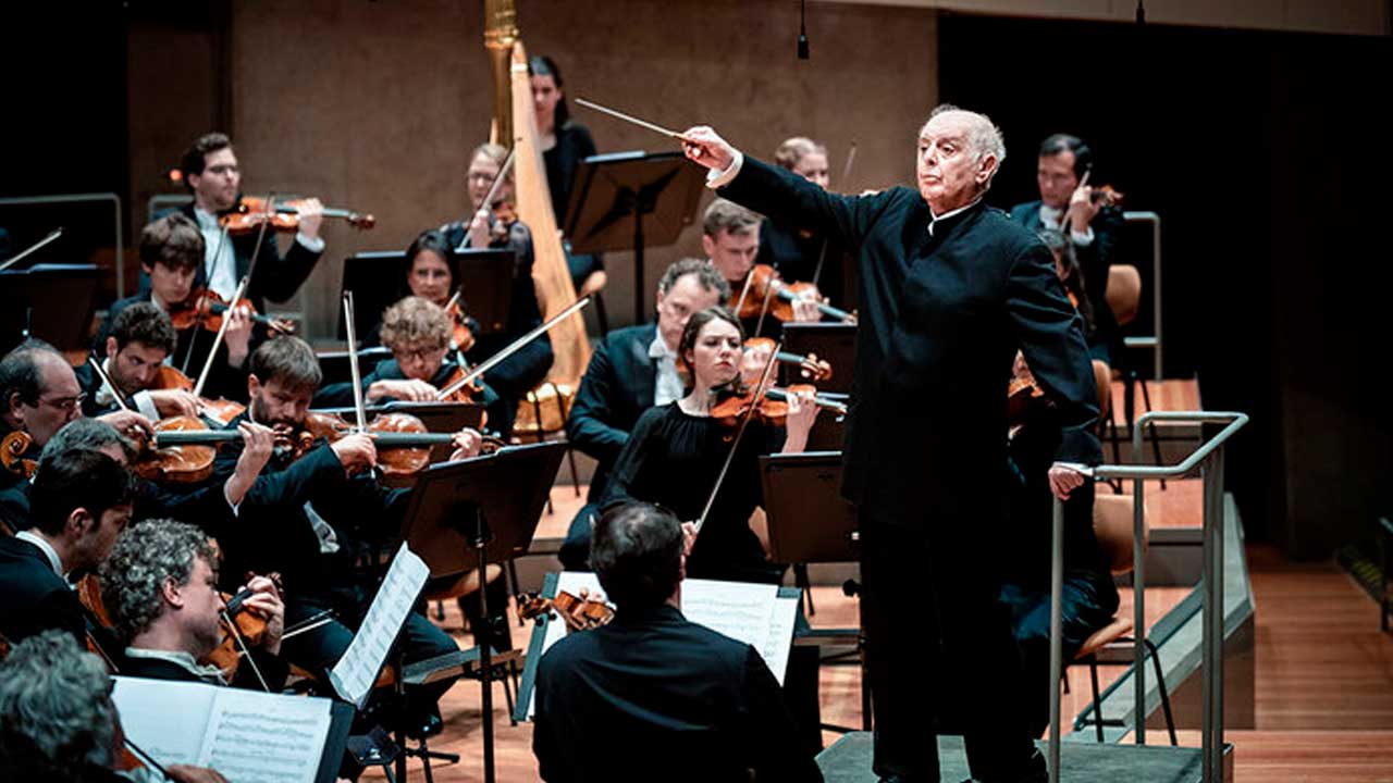 Daniel Barenboim dirige una orquesta durante un concierto