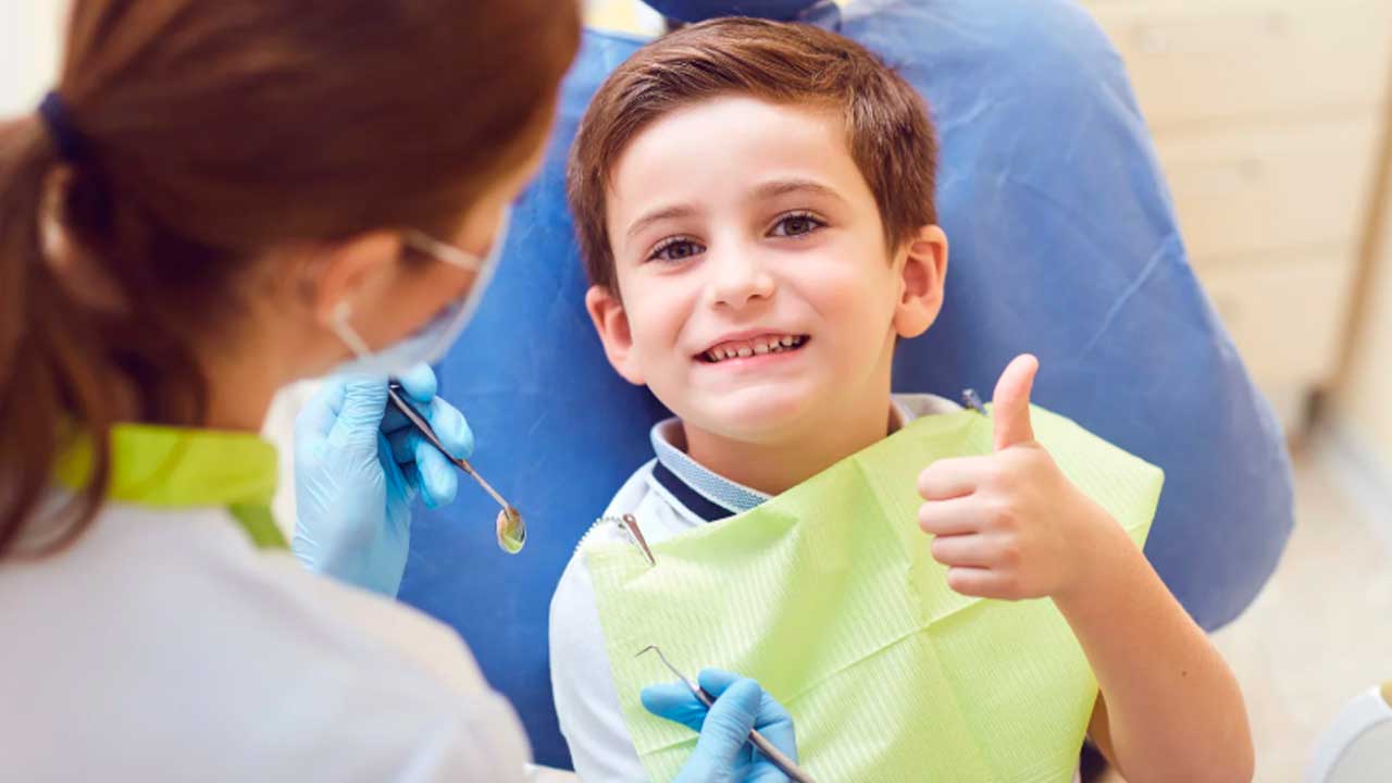 Niño en una consulta dental durante una revisión odontológica