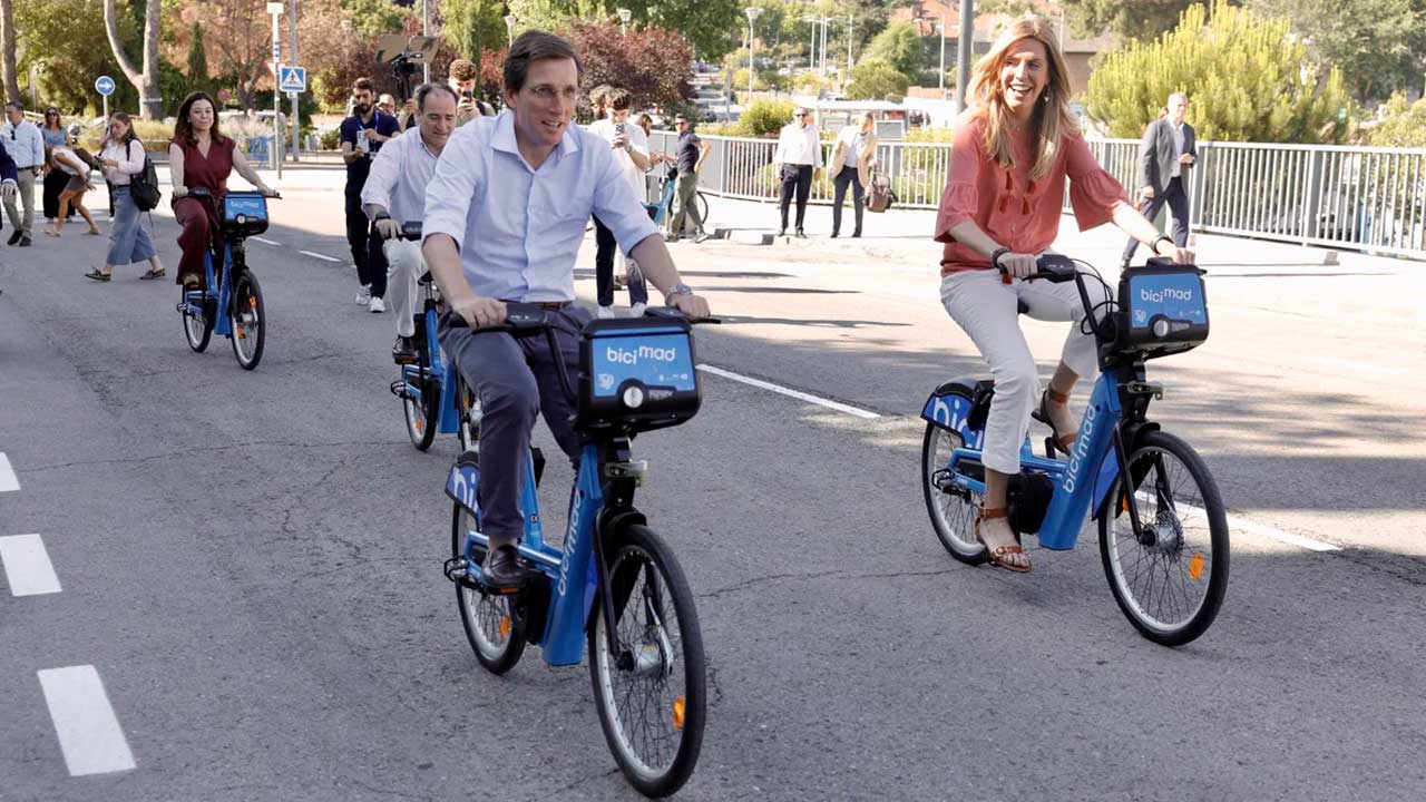 El alcalde de Madrid circulando en bicicleta por Madrid durante la Semana Europea de la Movilidad