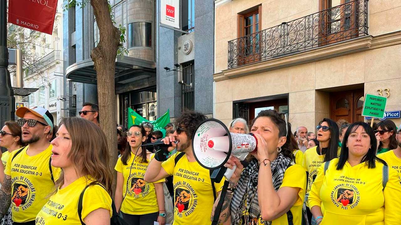 Educadoras infantiles concentradas en la Puerta del Sol durante la huelga en Madrid