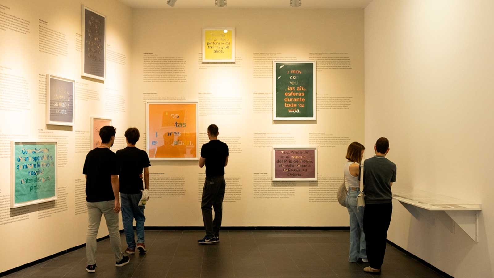 Visitantes recorren una exposición gratuita en el Museo CA2M de Móstoles