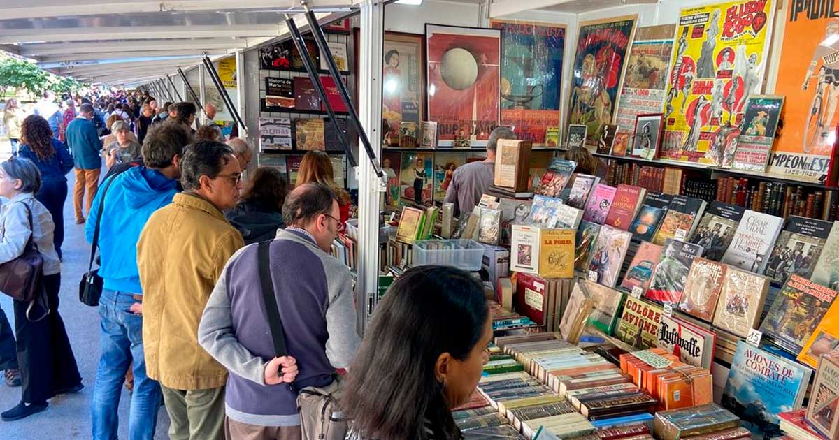 Visitantes recorren las casetas de la Feria del Libro Viejo y Antiguo en Recoletos, Madrid