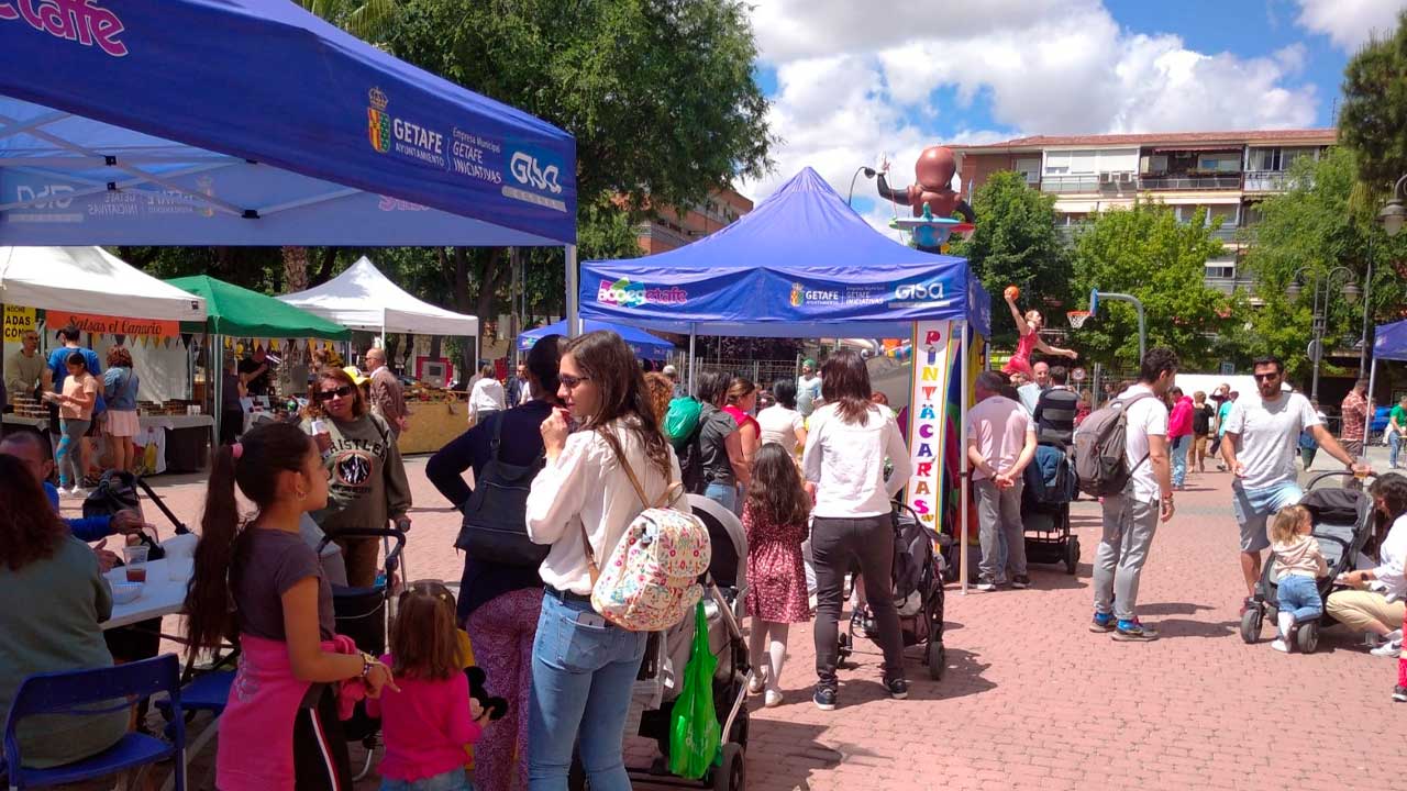 Feria de Productores y Artesanos de Los Molinos en Getafe con puestos y visitantes