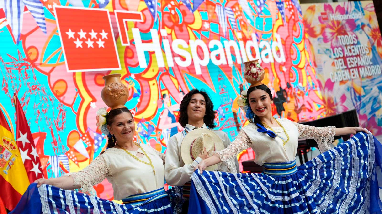 Presentación de Hispanidad 2026 en Madrid con participantes vestidos con trajes tradicionales.