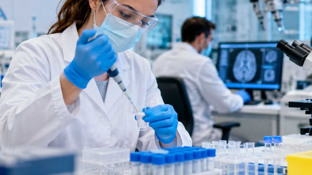 Investigadora trabajando en un laboratorio de investigación sanitaria en Madrid