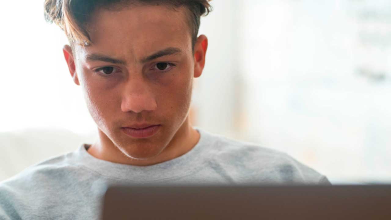 Joven revisando la solicitud de la beca Segunda Oportunidad de Madrid