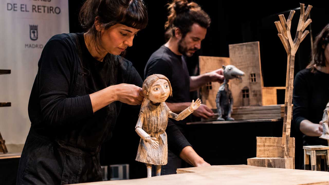 Participantes del laboratorio CREA del Teatro de Títeres de El Retiro durante una sesión de creación