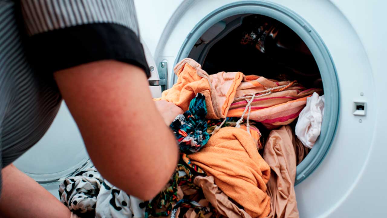Ropa introduciéndose en una lavadora del servicio de lavandería a domicilio para mayores en Madrid