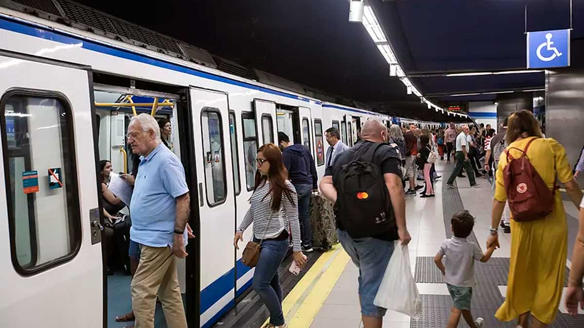 Usuarios en un vagón de la Línea 1 de Metro de Madrid durante el verano.