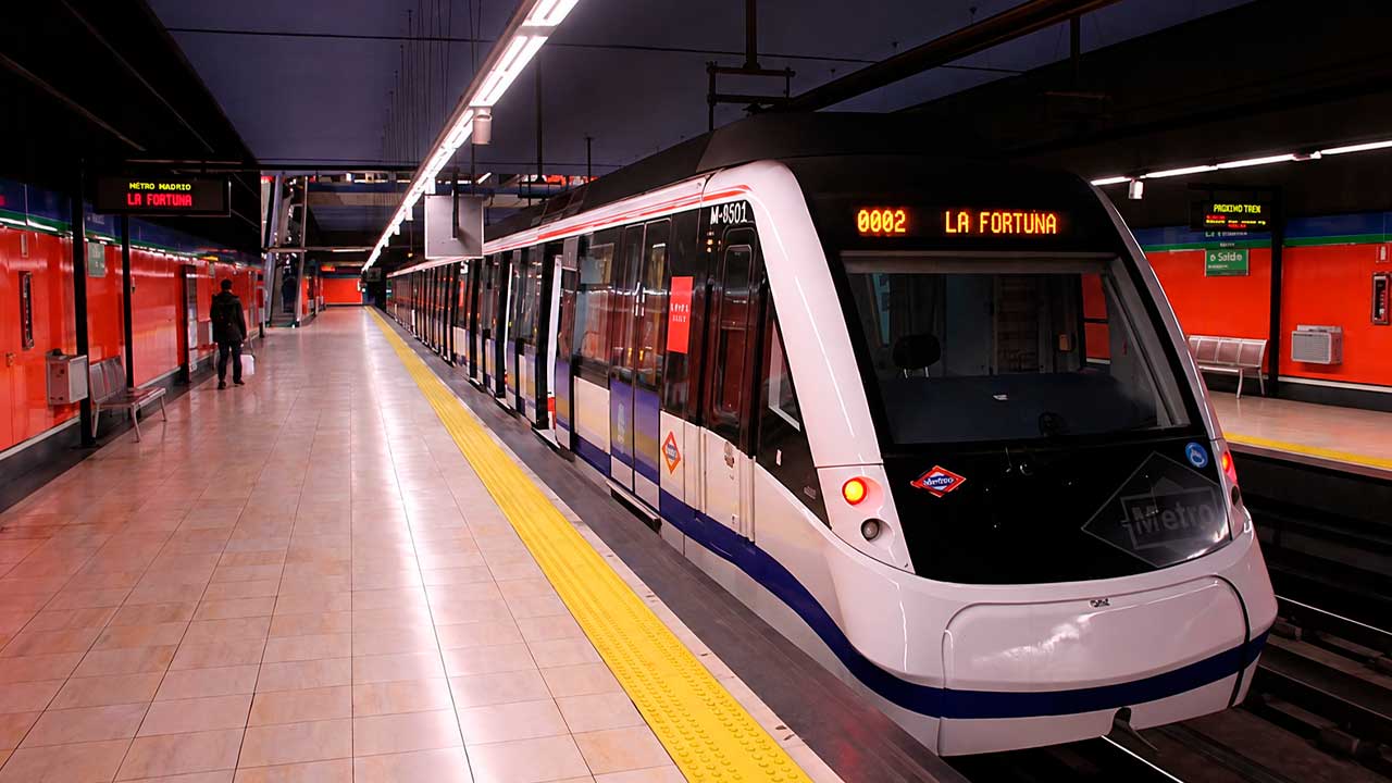 Tren de la Línea 11 de Metro en la estación de La Fortuna, Leganés