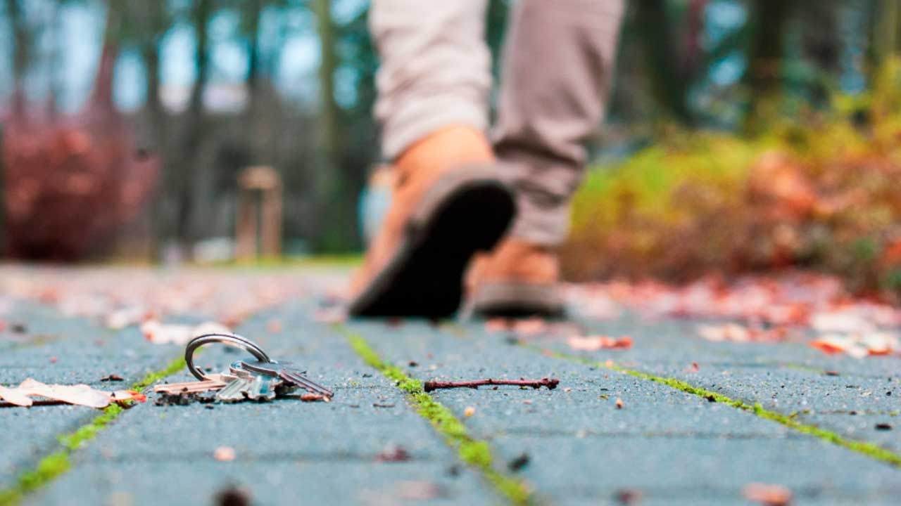 Llaves perdidas en la calle mientras una persona se aleja