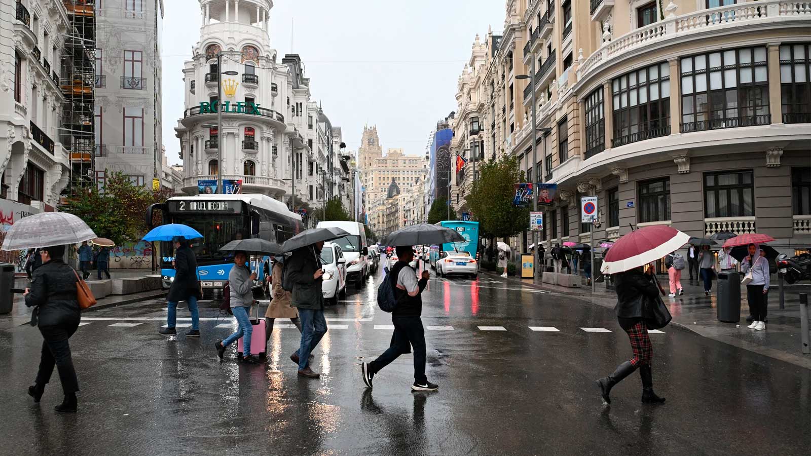 Personas con paraguas bajo la lluvia en el centro de Madrid
