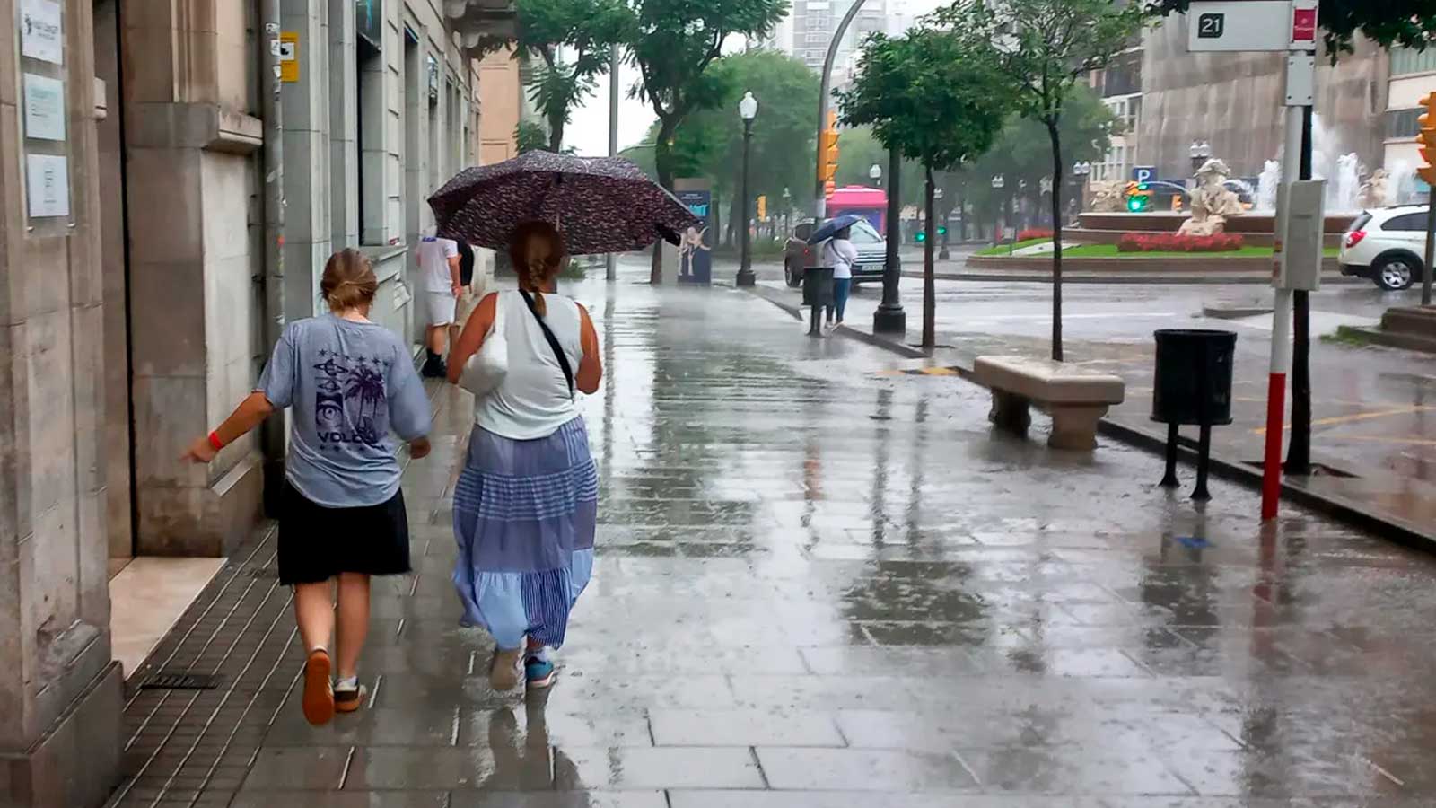 Personas caminando con paraguas durante una jornada de lluvia