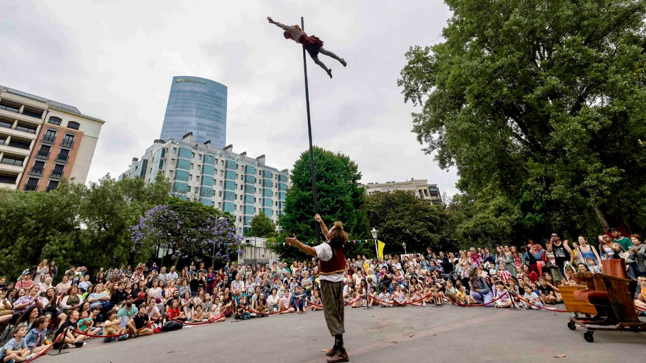 Espectáculo de circo al aire libre durante el MADn Circus Festival en Madrid