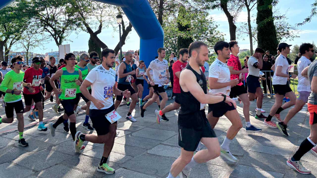 Corredores participan en una carrera popular en Madrid