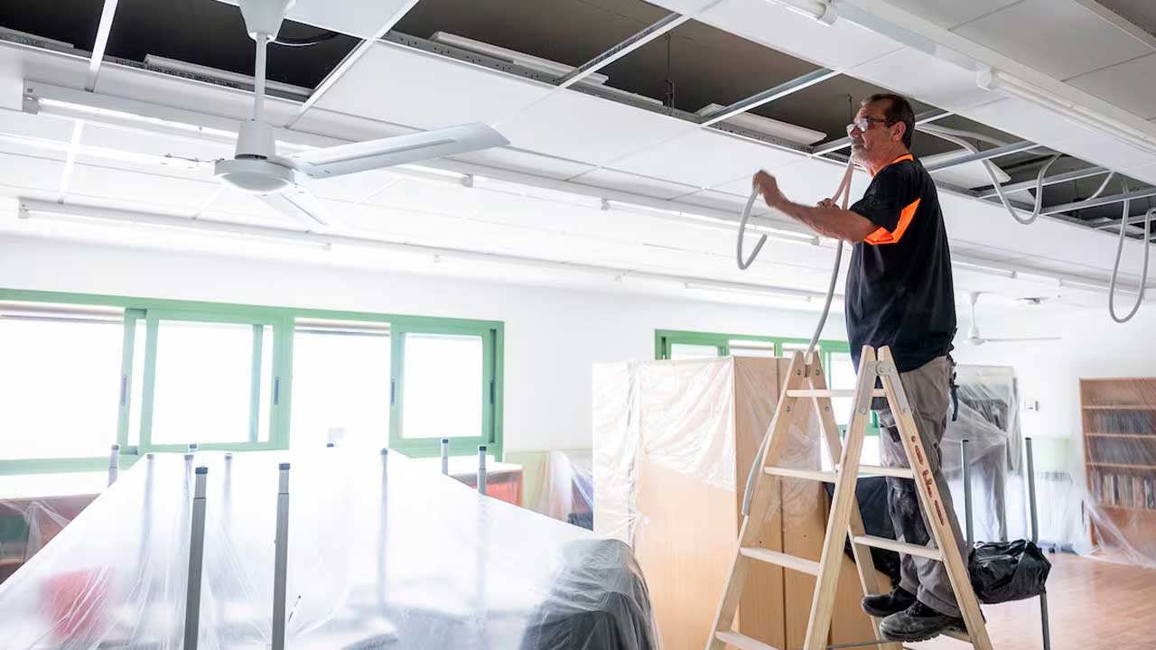 Trabajos de climatización en un colegio público de la Comunidad de Madrid