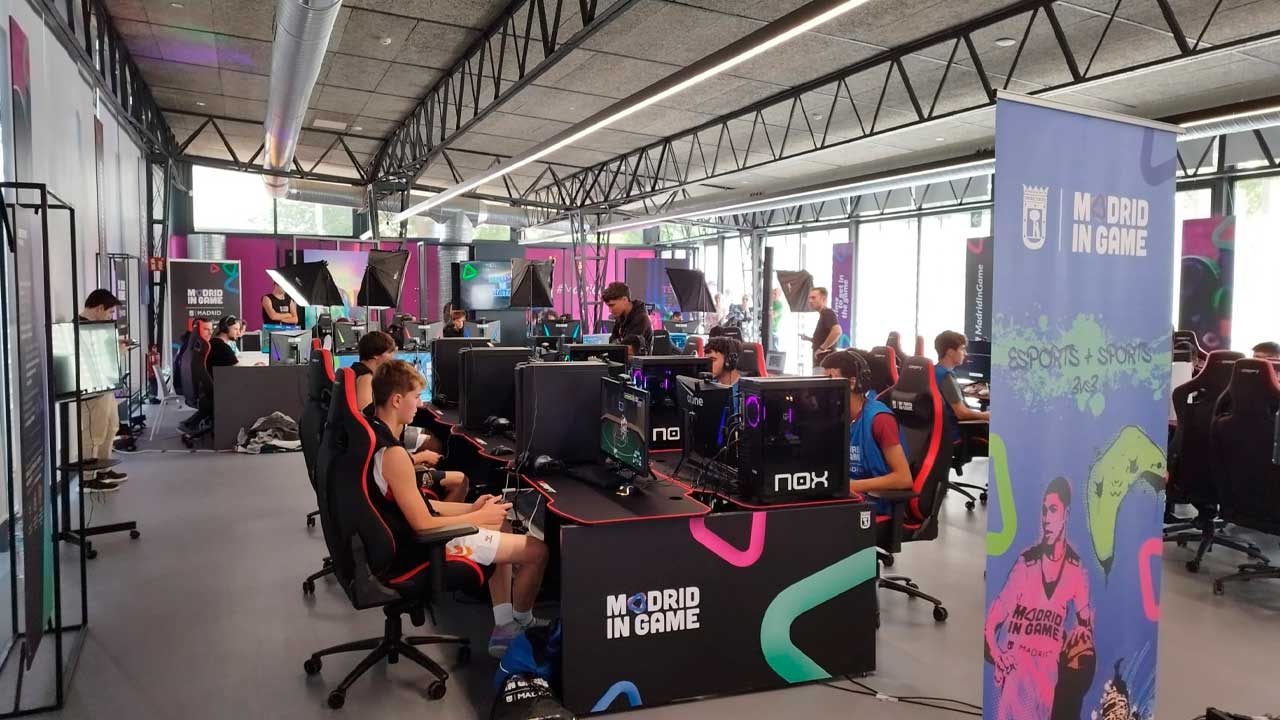 Jóvenes jugando en ordenadores en las instalaciones de Madrid in Game