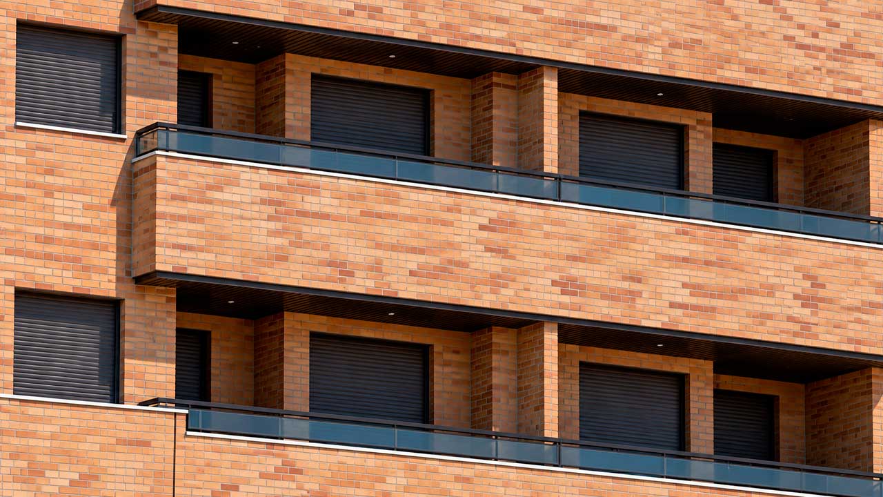 Edificio de viviendas con las persianas bajadas en Madrid