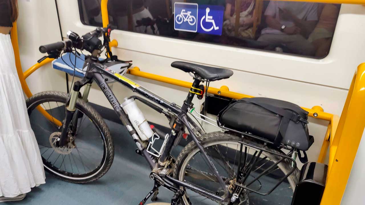 Bicicleta en el interior de un transporte público de Madrid