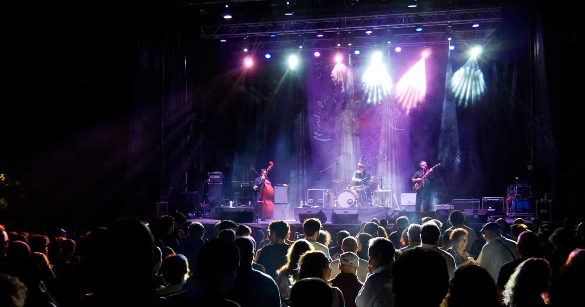 Concierto de Moratalaz Blues en la Cuña Verde de O'Donnell con público frente al escenario