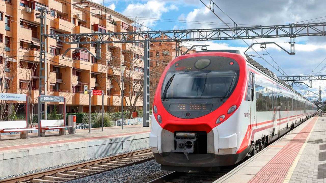 Tren de Cercanías Madrid en una estación de la línea C-4