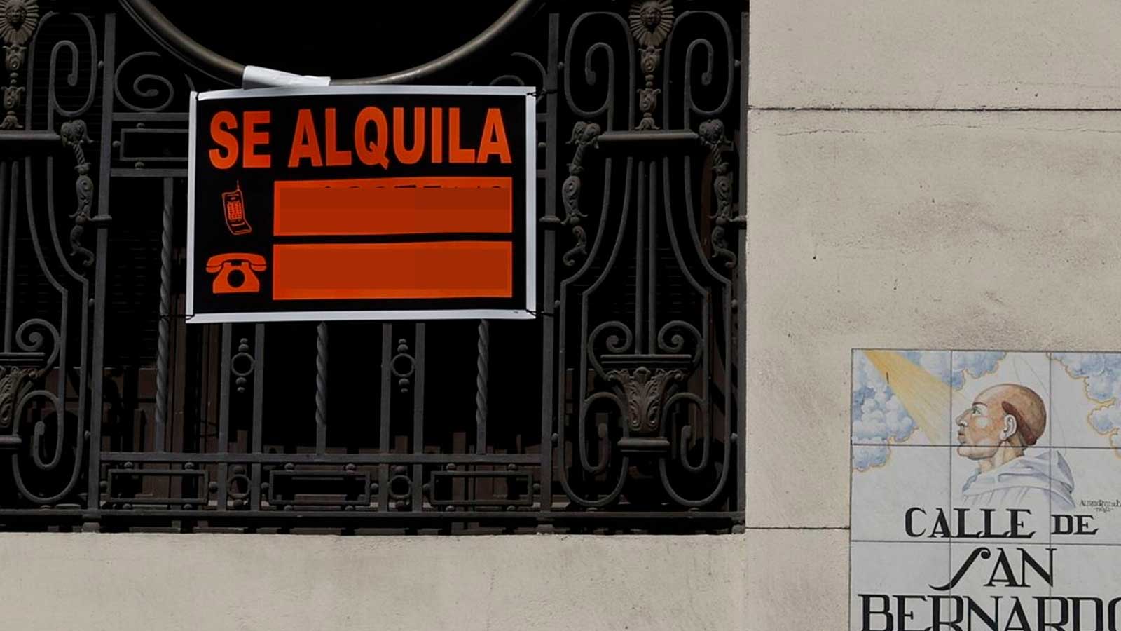 Cartel de Se Alquila en un edificio de la calle de San Bernardo de Madrid
