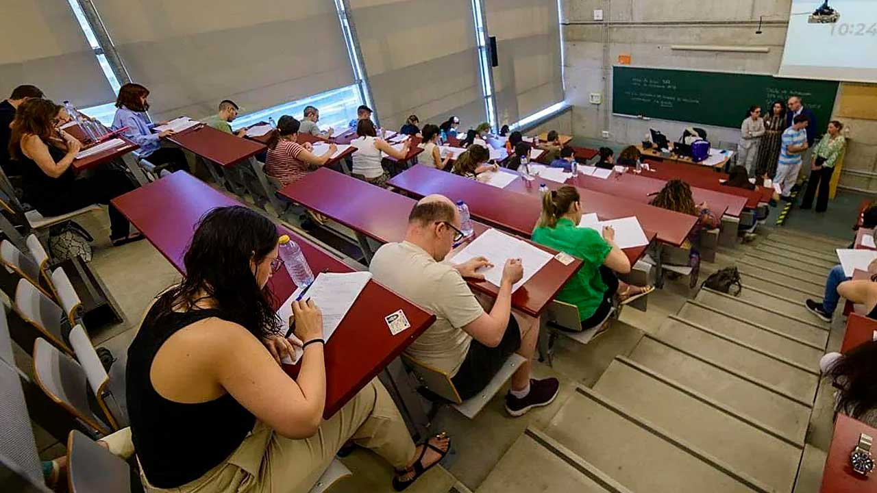 Aspirantes realizando un examen de oposición para las plazas de Psicólogo del Ayuntamiento de Madrid