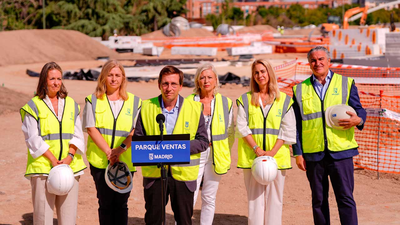 Almeida visita las obras del Parque Ventas sobre la M-30 en Madrid