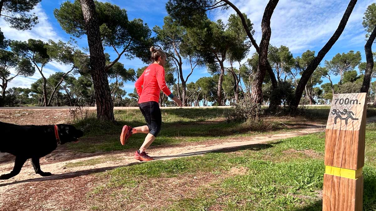 Corredora entrenando en un parque de Madrid al inicio de septiembre