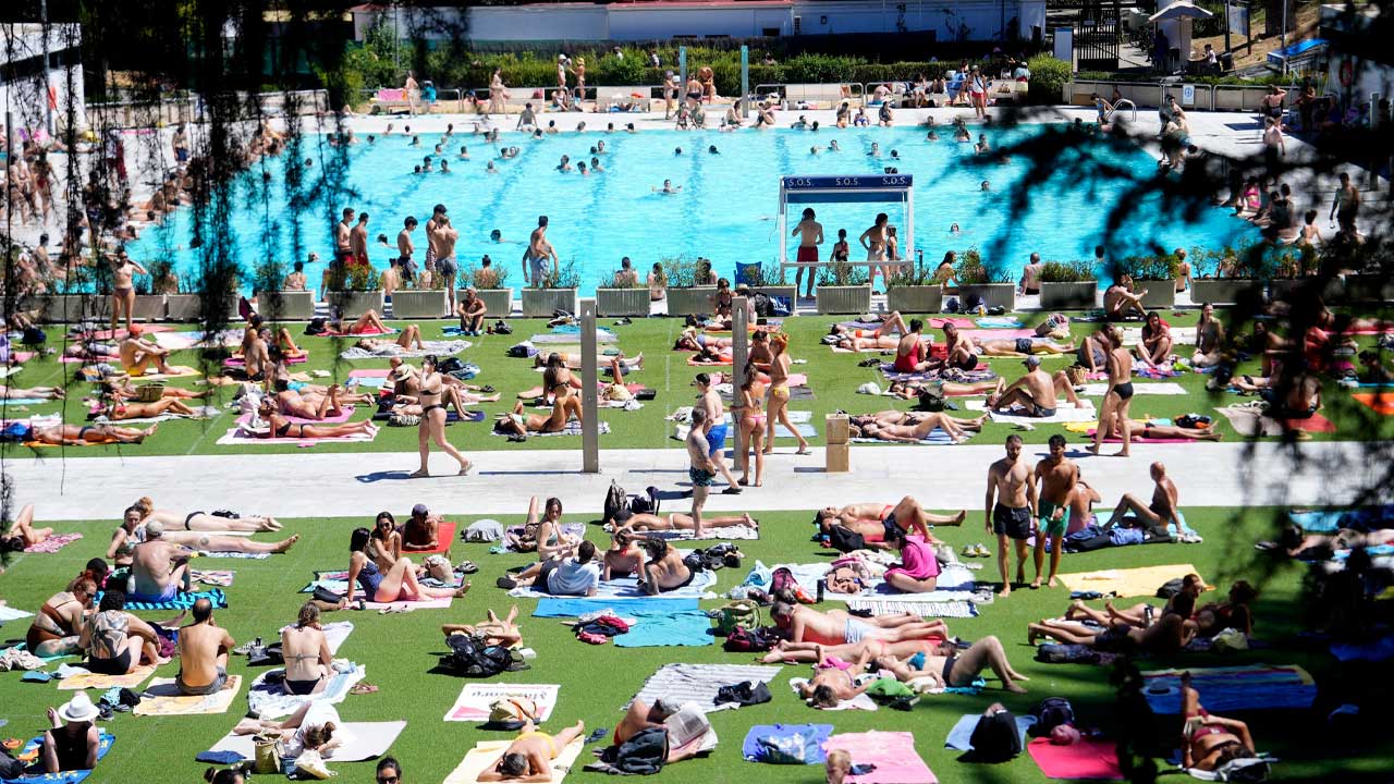 Piscina municipal de verano de Madrid con bañistas durante la temporada estival
