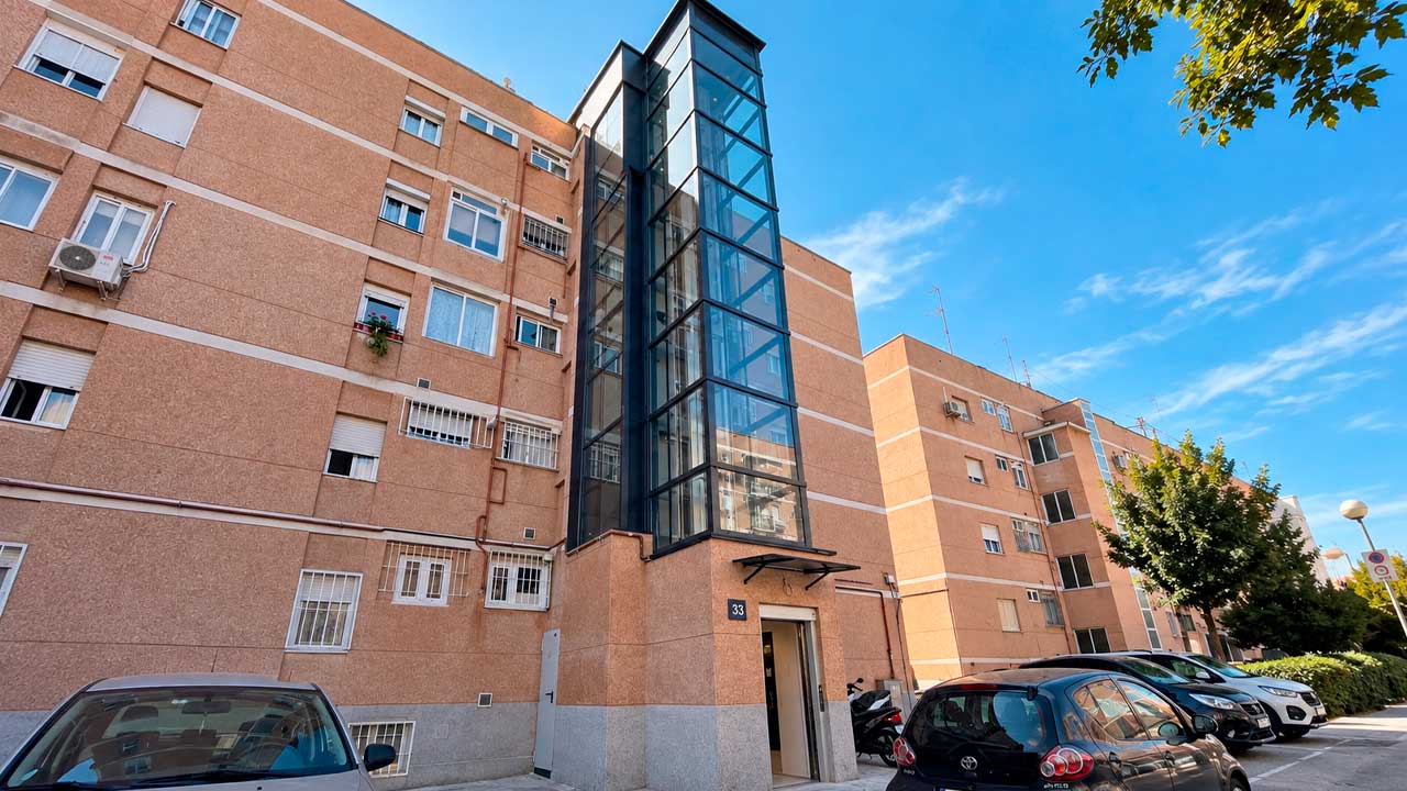 Edificio de viviendas en Madrid con un ascensor exterior instalado en la fachada