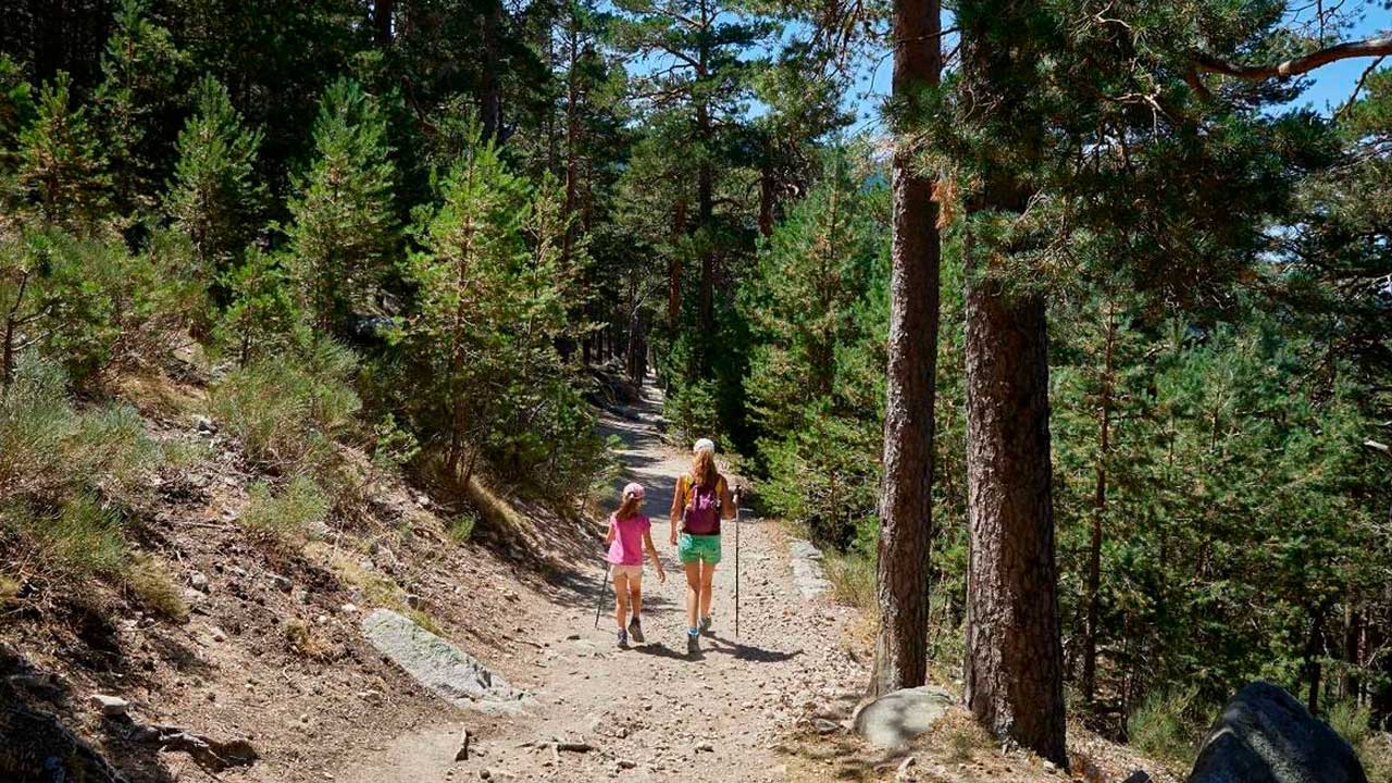 Familia haciendo una ruta por un espacio natural de la Comunidad de Madrid