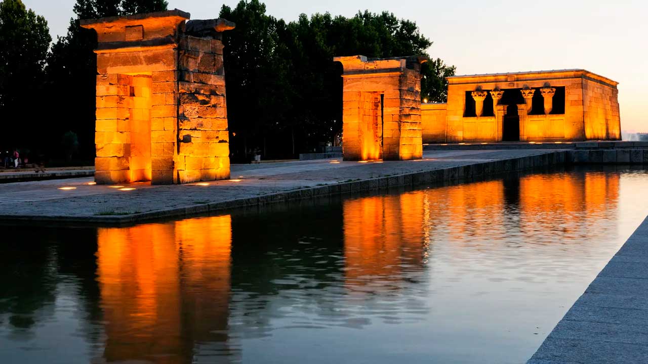 Templo de Debod iluminado en Madrid, escenario de uno de los planes gratis de esta semana